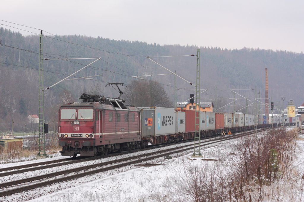 In Dresden schien die Sonne, im Elbtal wie man sieht leider nicht. Hier f�hrt 180 006-9 mit einem Containerzug durch K�nigstein in Richtung Dresden. Fotografiert am 28.11.2010. 