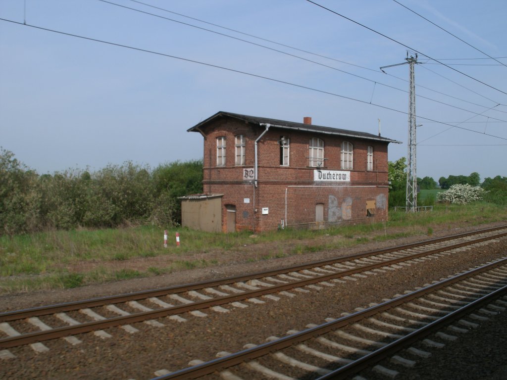 In Ducherow(Strecke Stralsund-Berlin)steht noch das nicht mehr genutzte Fahrdienstleiterstellwerk B2.Aufnahme am 14.Mai 2011 aus dem Zug