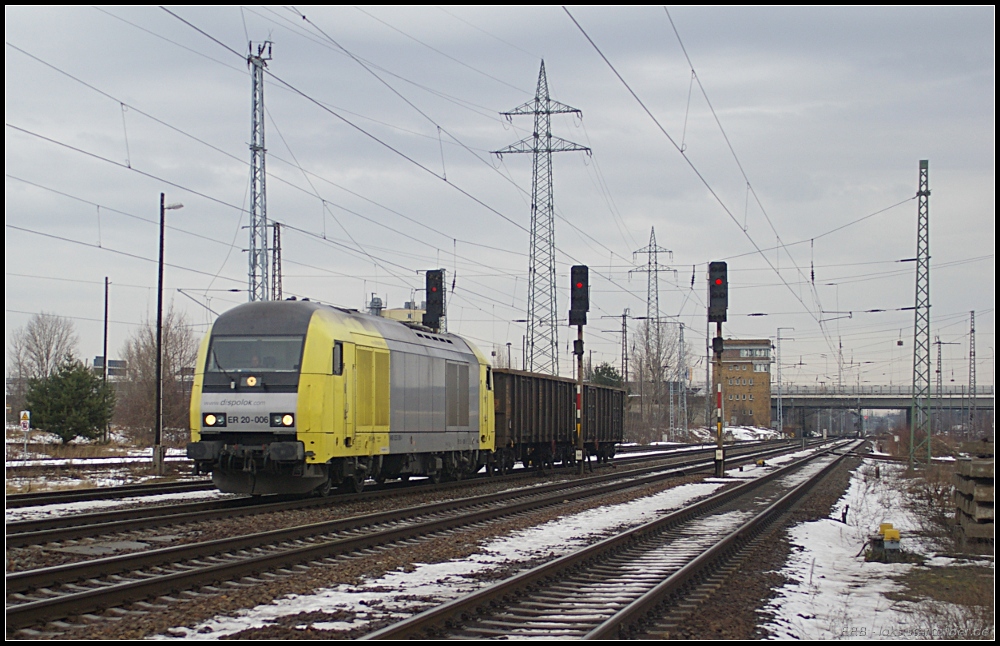In eigener Mission ist am 08.01.2011 die fr CTL Logistics fahrende ER 20-006 unterwegs. Sie kommt mit zwei CTL-Gterwagen durch Berlin Schnefeld Flughafen gefahren.