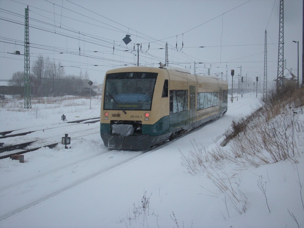 In ein paar Wochen kann es schon wieder soweit sein das wir uns wieder an solche Bilder gewhnen mssen.Aufnahme vom 02.Februar 2010 als es PRESS VT650 032 durch die Schneemassen von Lauterbach Mole nach Bergen/Rgen geschafft hatte.