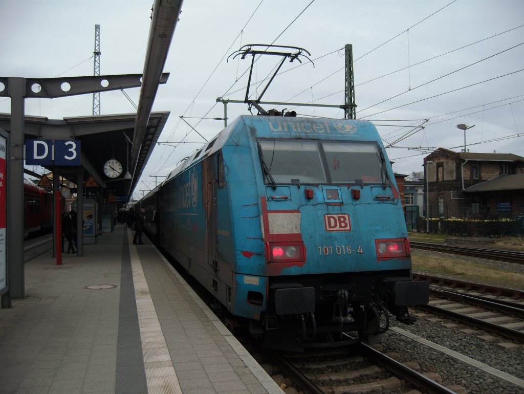 In einem erbrmlichem Zustand ist die Folie der 101 016-4. Gesehen am 14.02.2011 in ROstock Hbf