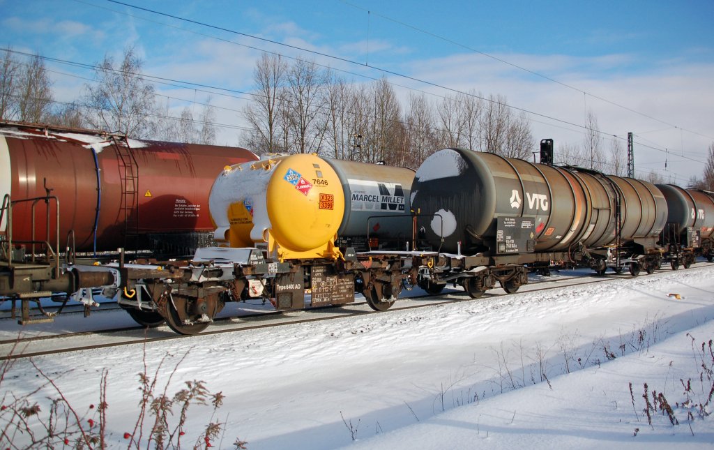 In einem Gterzug hing am 10.12.10 dieser doch etwas merkwrdig aussehende Kesselwagen. Fotografiert in Leipzig-Thekla.