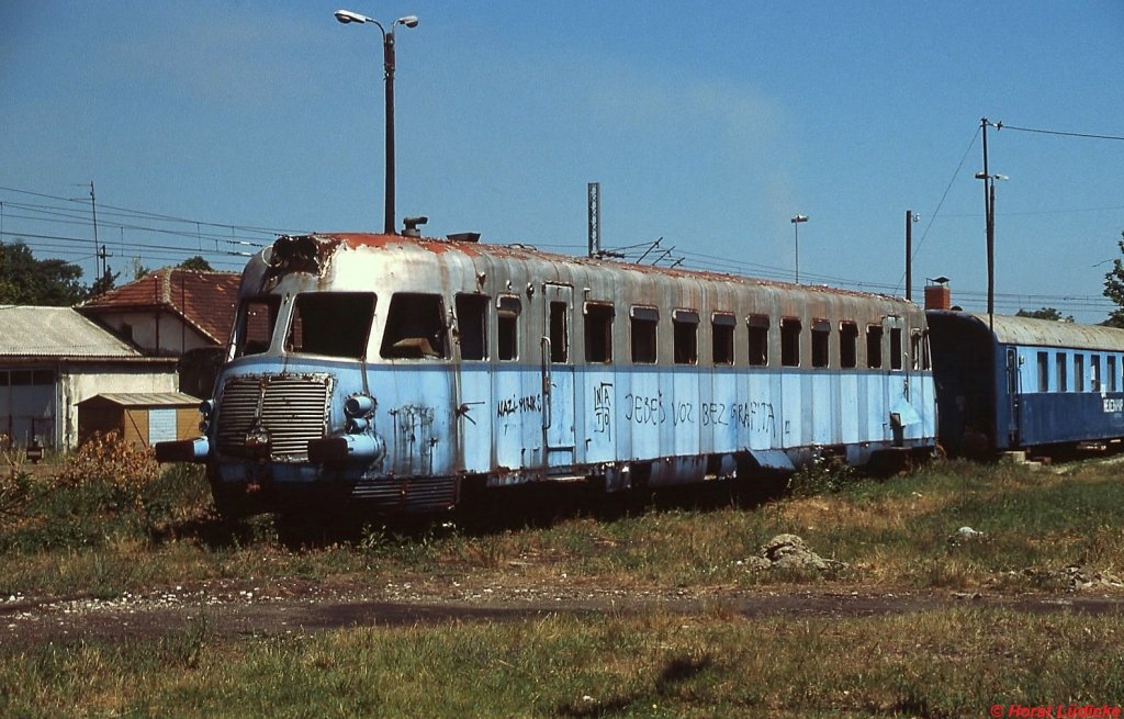 In einem ziemlich üblen Zustand war dieser Triebwagen im Juni 2000 in Pozarevac abgestellt. Vermutlich handelt es sich um einen der drei nach dem 2. Weltkrieg an die jugoslawischen Eisenbahnen gelieferten italienischen ALn 772.