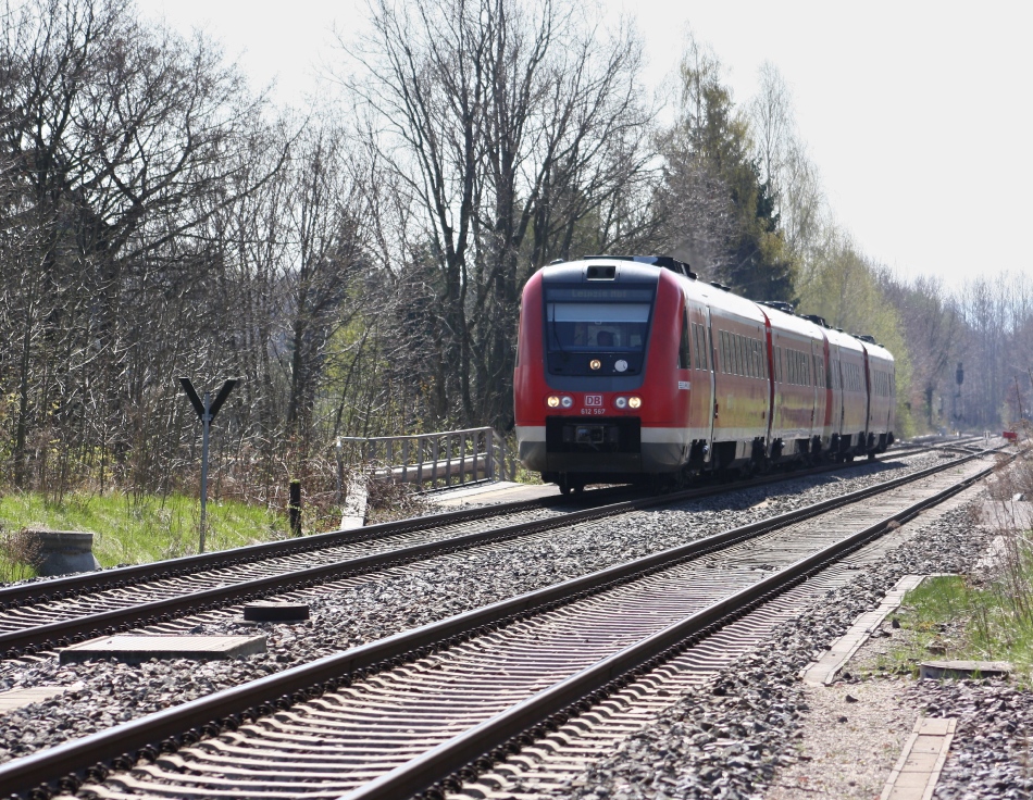 In der Einfahrt des Oberen Bhf. Chemnitz-Wittgensdorf begegnete mir am 23.April 2010 der Triebzug 612 567, auf seinen Weg zum Leipziger Hbf.