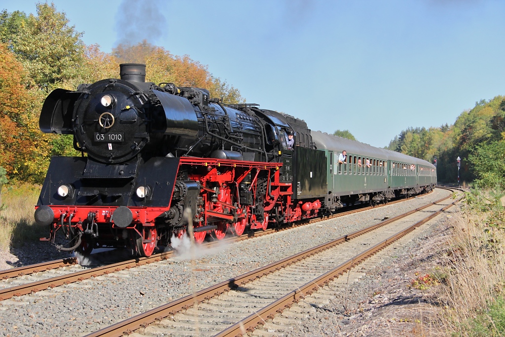 In Eisenach setzte sich dann 03 1010 ans Ende des Sonderzuges! Ab Neudietendorf bernahm sie dann den Zug, und die Reise ging weiter Richtung Meinigen! 211 019 diente dann weiter als Schublok!
In Plaue wurde dann noch ein Fotohalt eingelegt!
Aufgenommen am 02.10.2011 im Rahmen der Sonderfahrt der Dampfmacher Bebra.