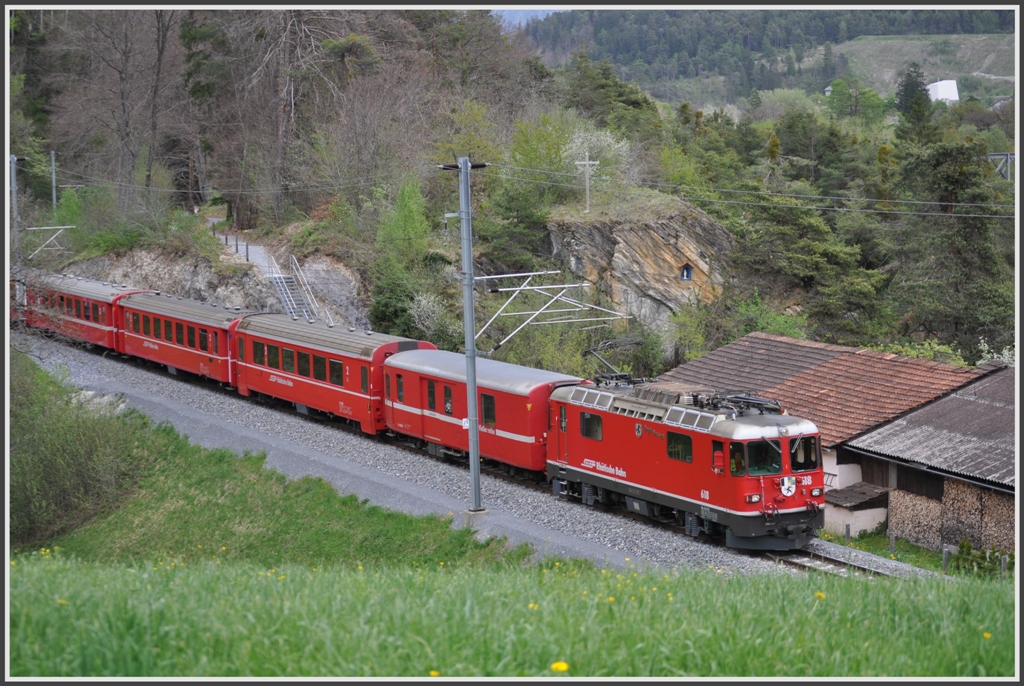 In entgegensetzter Richtung fhrt RE1236 mit Ge 4/4 II 618  Bergn/Bravuogn . (29.04.2012)