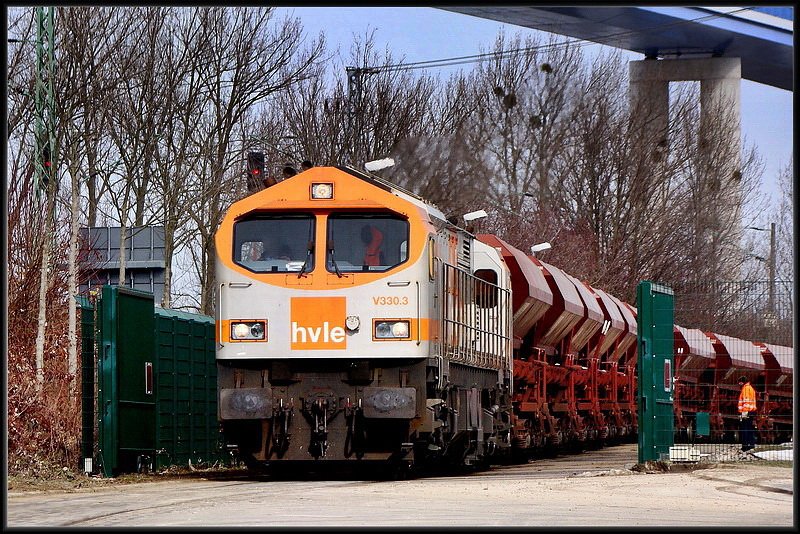 In der Entladezeit kann es die V330.3 etwas ruhiger angehen lassen.
Stralsund am 15.03.10