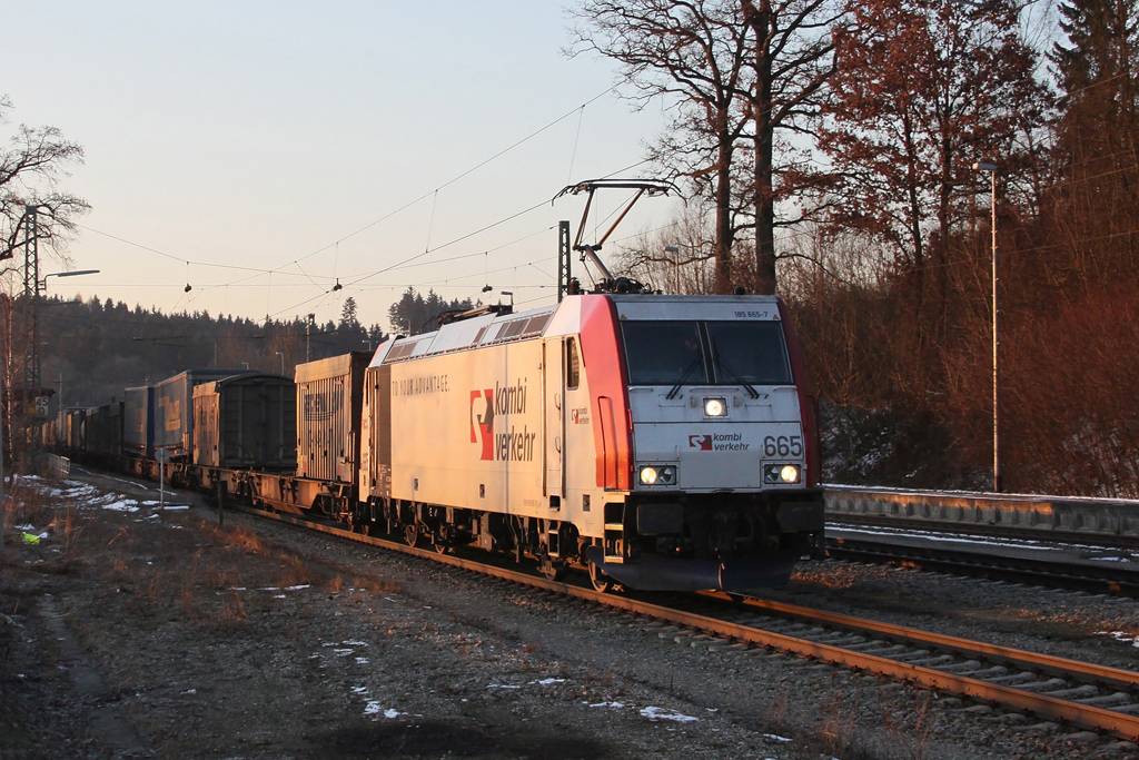 In den ersten Sonnenstrahlen des Tages kam 185 665 mit einem KLV Zug. Aufgenommen am 26.02.2011 in Aling.