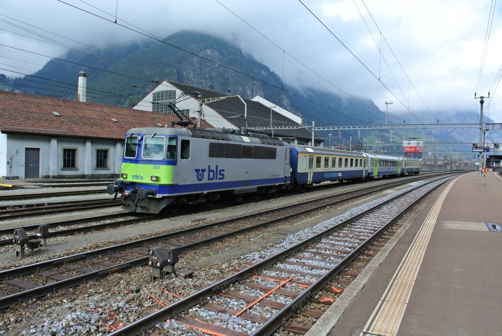 In Erstfeld abgestellt, eine BLS Komposition, weitweg vom eigentlichen Einsatzort, dem Ltschberg: Re 4/4 II 420 503-5 (ex. SBB), A EWI 50 85 18-35 401-6, B 50 85 29-35 502-8 (RBDe 566 I Mittelwagen) und der A EWI 50 85 18-35 402-4, 06.04.2012.