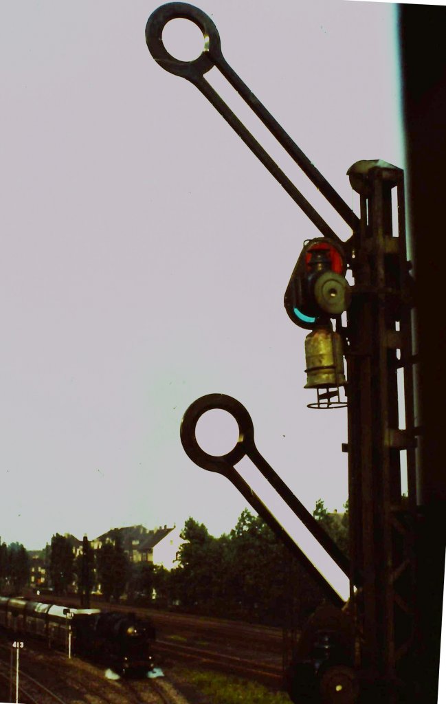 In Essen-Dellwig waren die Formsignale direkt vor einer Straenbrcke aufgestellt. Hier hat um 1975 ein Ganzzug Ausfahrt erhalten.