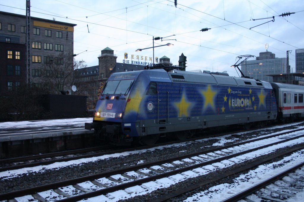 In Essen Hbf kam unerwartet die 101 101-4  Europa  mit ihrem IC durch.