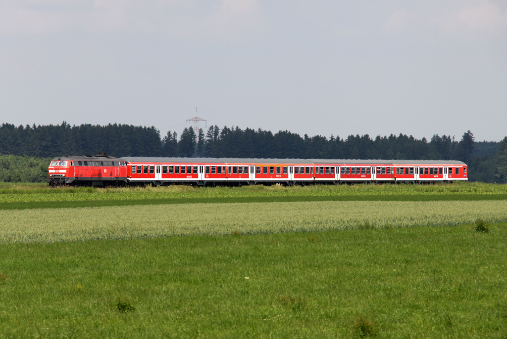 In der Ferne brllt der TB11 der 218 486-9 mit dem RE von Mnchen nach Memmingen kurz vor Buchloe am 07.07.2013