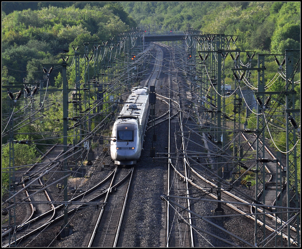 In fremdem Revier - 

Ein französischer Hochgeschwindigkeitszug braust auf der Schnellstrecke Mannheim - Stuttgart durch das Vorfeld des Bahnhofes in Vaihingen (Enz). 

08.05.2011 (J)