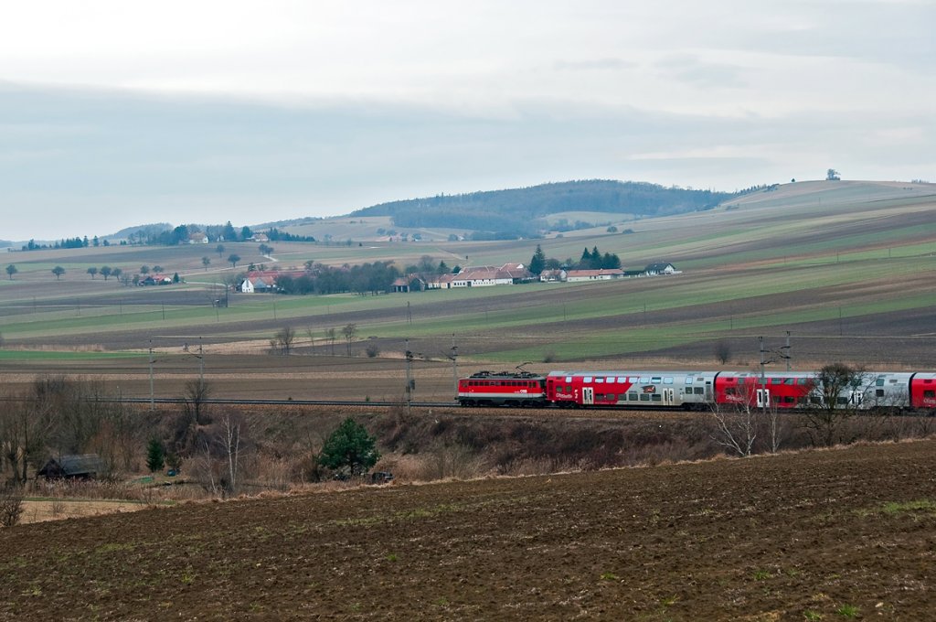 In den frhen Morgenstunden schiebt die BR 1142 den REX 1617 nach Wien Westbahnhof. Neulengbach, am 21.03.2010.