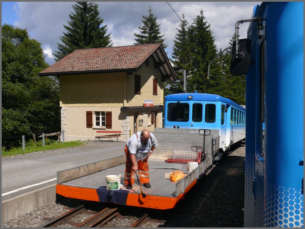 In Fruttli kreuzen wir den Gegenzug, wo am Vorstellwagen whrend der Fahrt Malerarbeiten ausgefhrt werden. (30.07.2010)