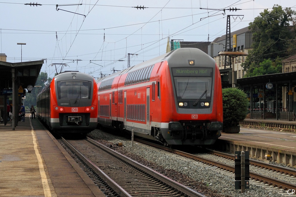 In Frth begegneten sich am 24.7.2010 440 038-8 als RE nach Wrzburg und der von 111 206 geschobene RE nach Nrnberg.