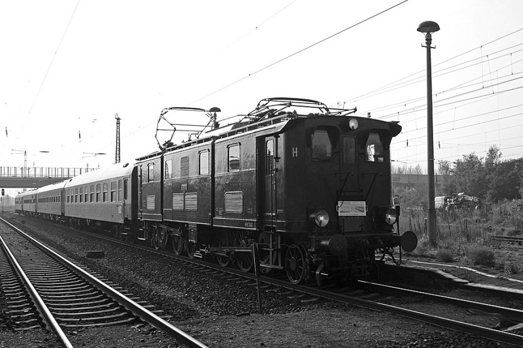 In Gaschwitz wurde Kopf gemacht. Danach ging es �ber Markkleeberg und Leipzig-Leutzsch auf den G�terring, �ber den der Zug dann Leipzig in Richtung Torgau wieder verlie�. Wegen des starken Gegenlichts in Gaschwitz habe ich mich f�r die schwarz/wei� Variante entschieden, 29.10.2009.  