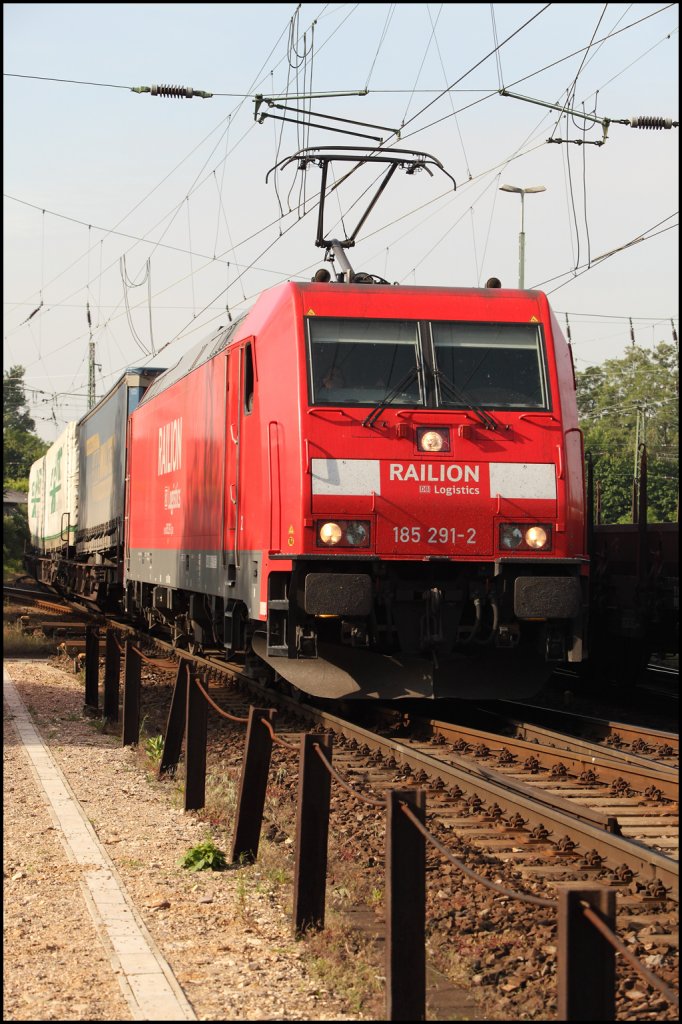 In der Gegenrichtung ist 185 291 (9180 6185 291-2 D-DB) mit einem bunten KLV-Zug in Richtung Norden unterwegs. Ziel drfte vermutlich Duisburg sein. (18.05.2011)