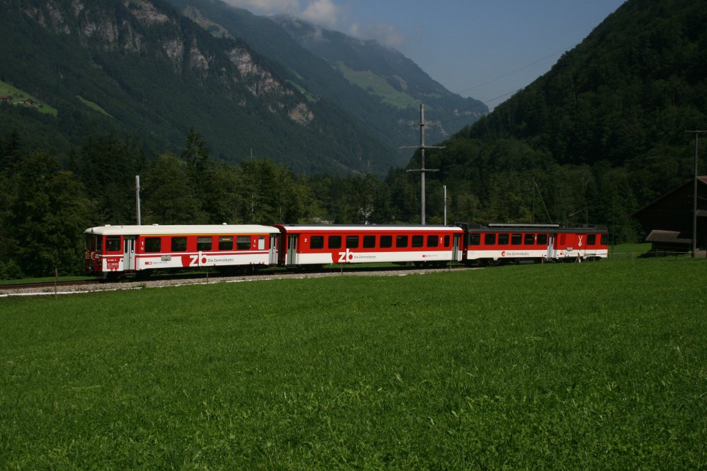 In Gegenrichtung ist kurz danach diese Einheit mit modernisiertem Trieb- und Mittelwagen unterwegs. Als Steuerwagen war leider einer der beiden At-Steuerwagen eingereiht, einst umgebaut fr De-4/4-Pendelzge und nicht mehr fr eine Modernisierung vorgesehen. Aufnahme am 21.8.2010. 