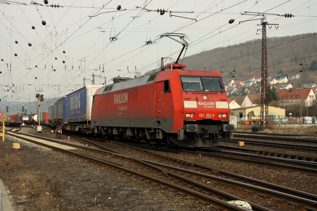 In Gem�nden an der bekannten Fotostelle ging es am 12.03.11 los mit der 152 102-0 auf der Fahrt Richtung W�rzburg.