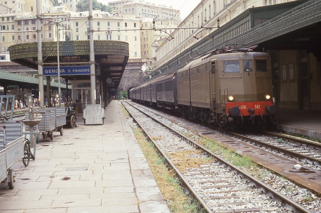 In Genua wartet E 636 342 mit einem Nahverkehrszug auf die Abfahrt nach Ventimiglia. Der erste Wagen hinter der Lok ist ein  cento porte  (hundert Tren). Mai 1987.