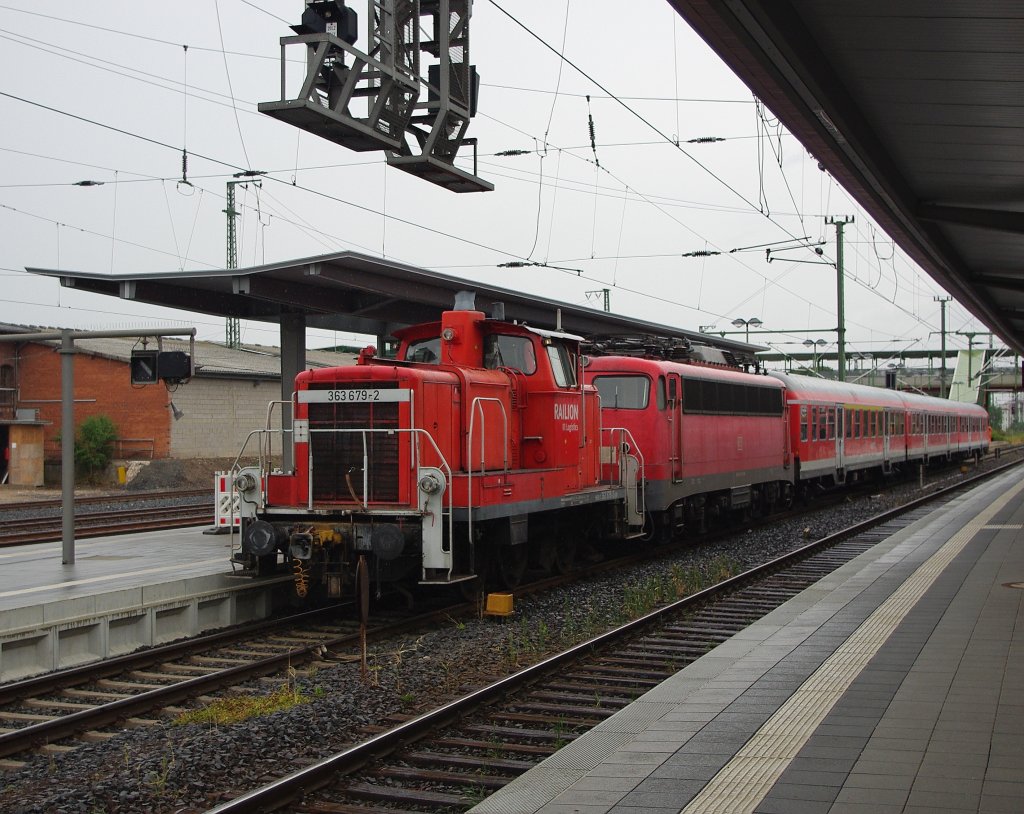 In Gieen angekommen setzte auch ein unaufhrlicher Regen ein: 363 679-2 stellt 110 410-8 mit ihrem RE am Bahnsteig bereit. Aufgenommen am 22.07.2010.