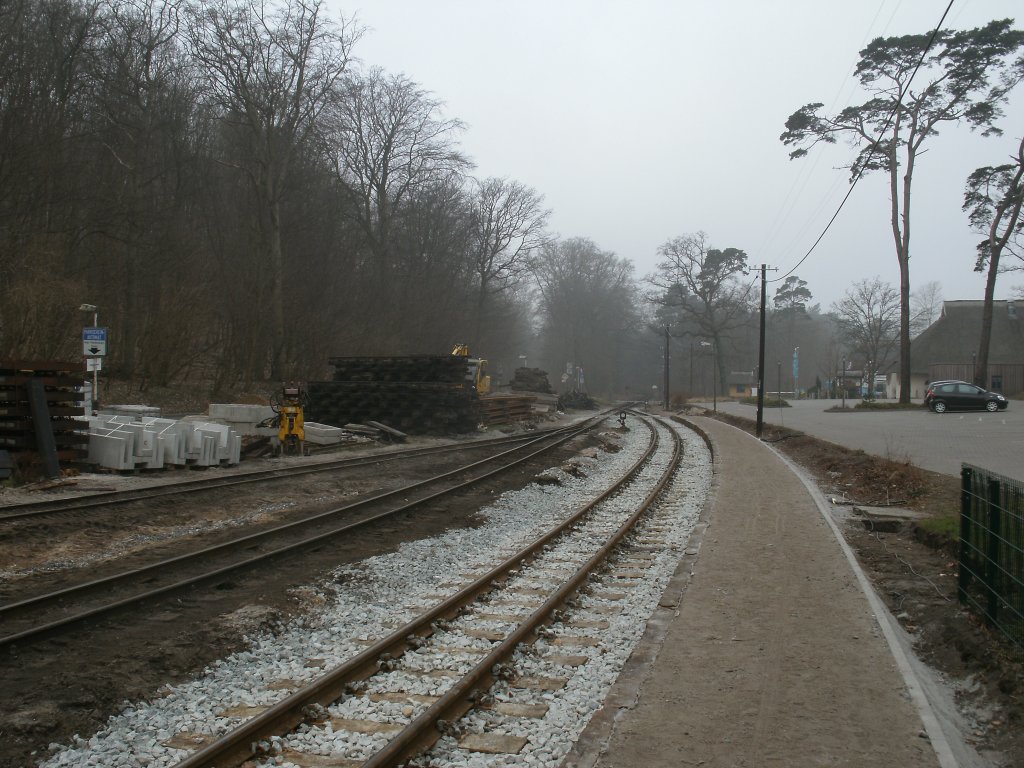 In Ghren ist vom Bahnsteig 2 das schon sanierte Gleis 2 zuerkennen.Aufnahme vom 17.Mrz 2012.