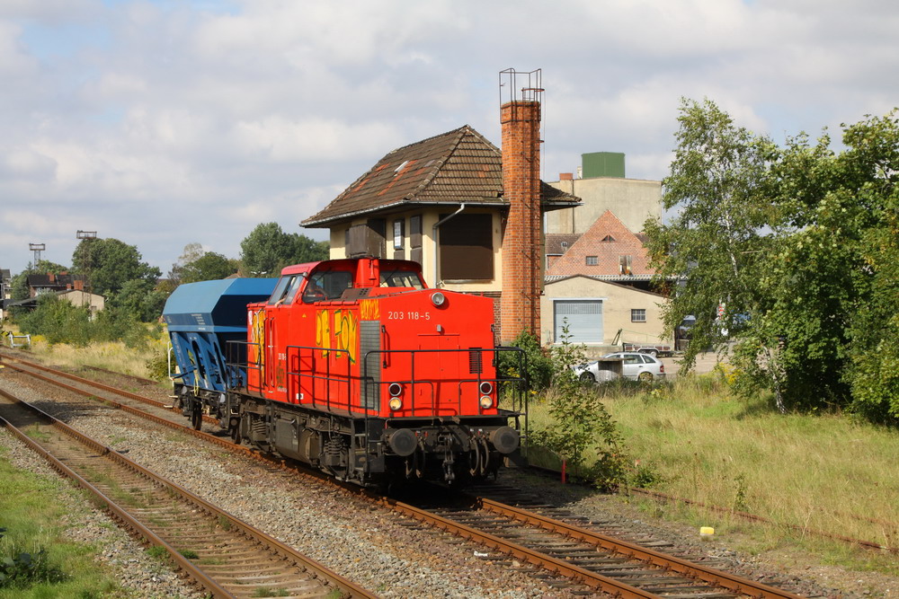 In Grevesm�hlen hat die 203 118 mit ihrem G�terzug Ausfahrt nach Bad Kleinen. 07.09.2010