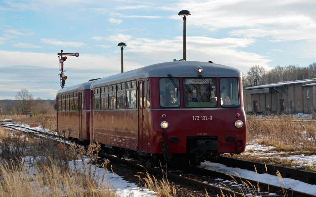 In Grobothen wurde am 16.12.12 auf die ehemalige Muldentalbahn umgesetzt um dort fr die anwesenden Fotografen Scheinanfahrten durchzufhren. 