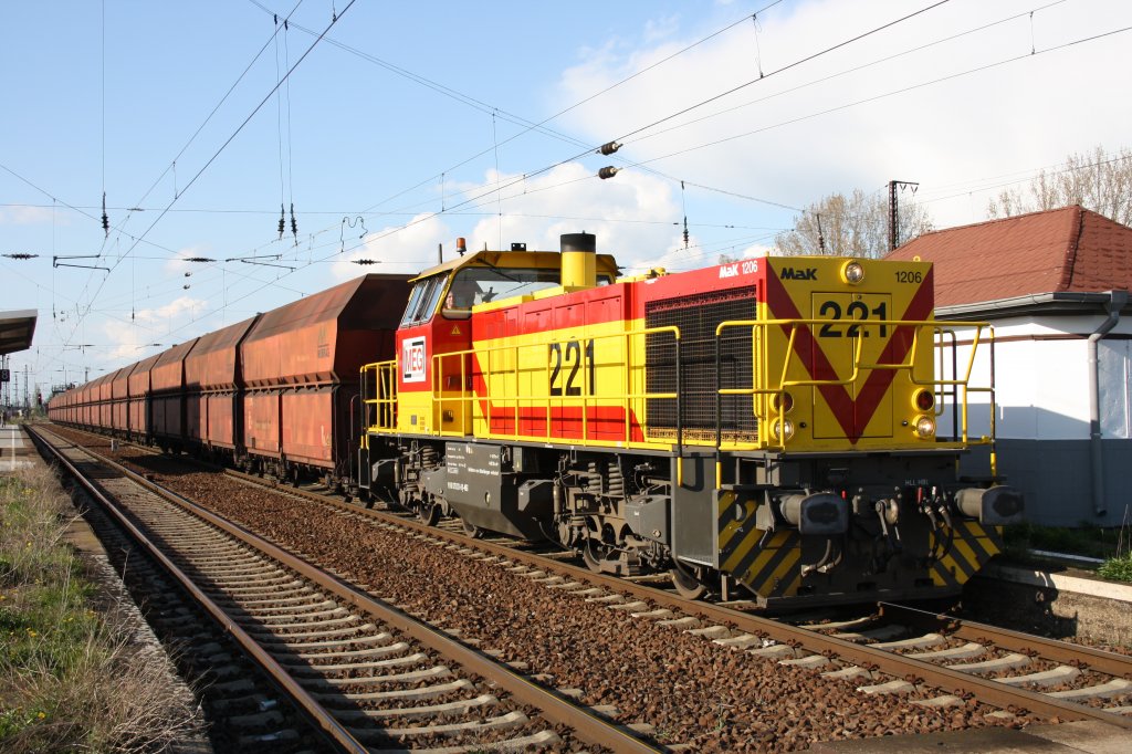 In Grokorbetha angekommen und schon gehts los: 275 221 der MEG am Abend des 23.04.12