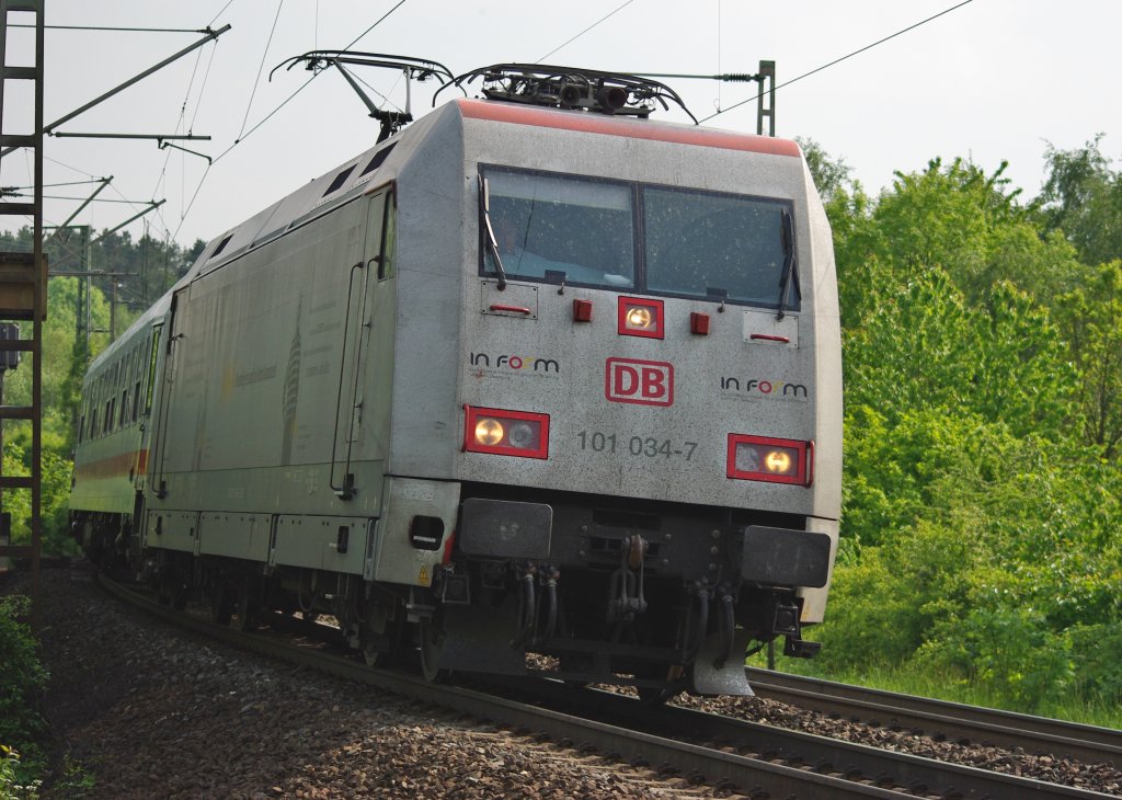 In guten Zeiten ist sie eigentlich wei, die 101 034-7  inform . Hier mit IC in Richtung Norden in der Ausfahrt Eichenberg. Aufgenommen am 29.05.2010.