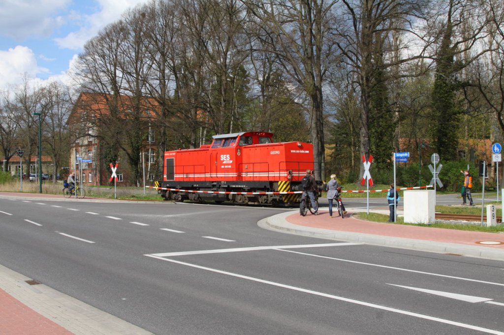 In Hagenow kommt SES Logisistik am B� K�nigstrasse mit Spezialschranken. 20.04.2012