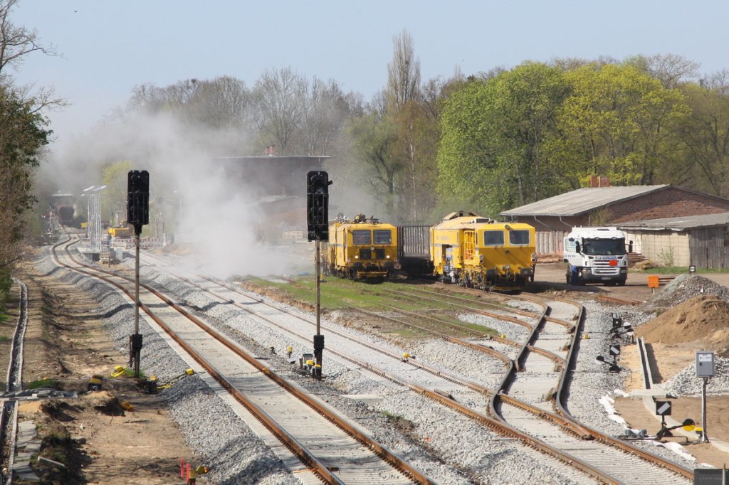 In Hagenow Stadt staupt die Stopfmaschine durch die Abstellgleise. 18.04.2011