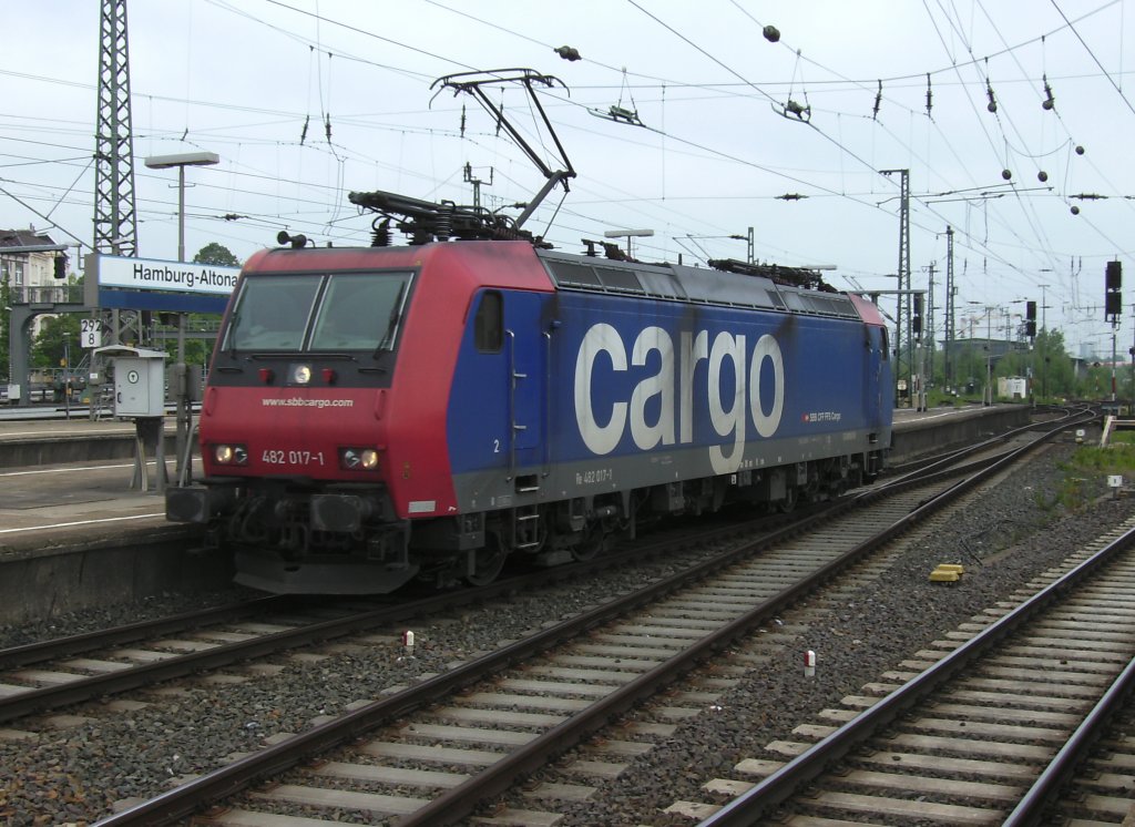 In Hamburg Altona war am 05.Juni 2010 SBB-Cargo Re 482 017 unterwegs.
