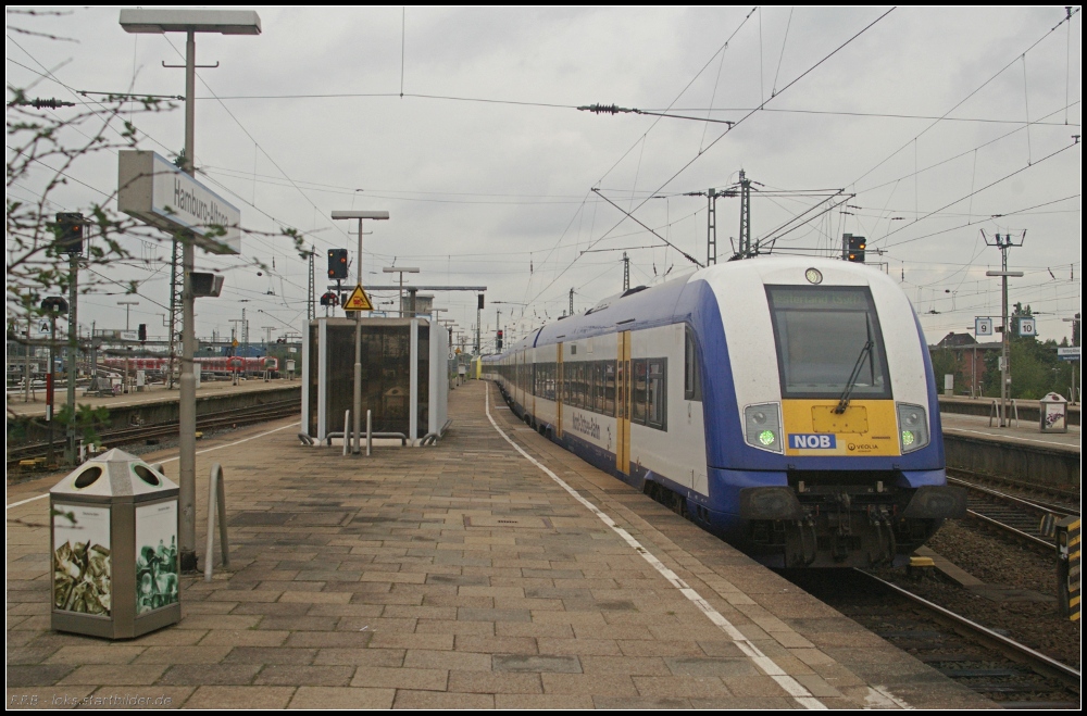 In Hamburg-Altona wurden am 27.08.2011 beim Bahnbilder-Treffen die NOB-Zge nher in Augenschein genommen. Die typischen Married-Pair-Wagen sind unverwechselbar.