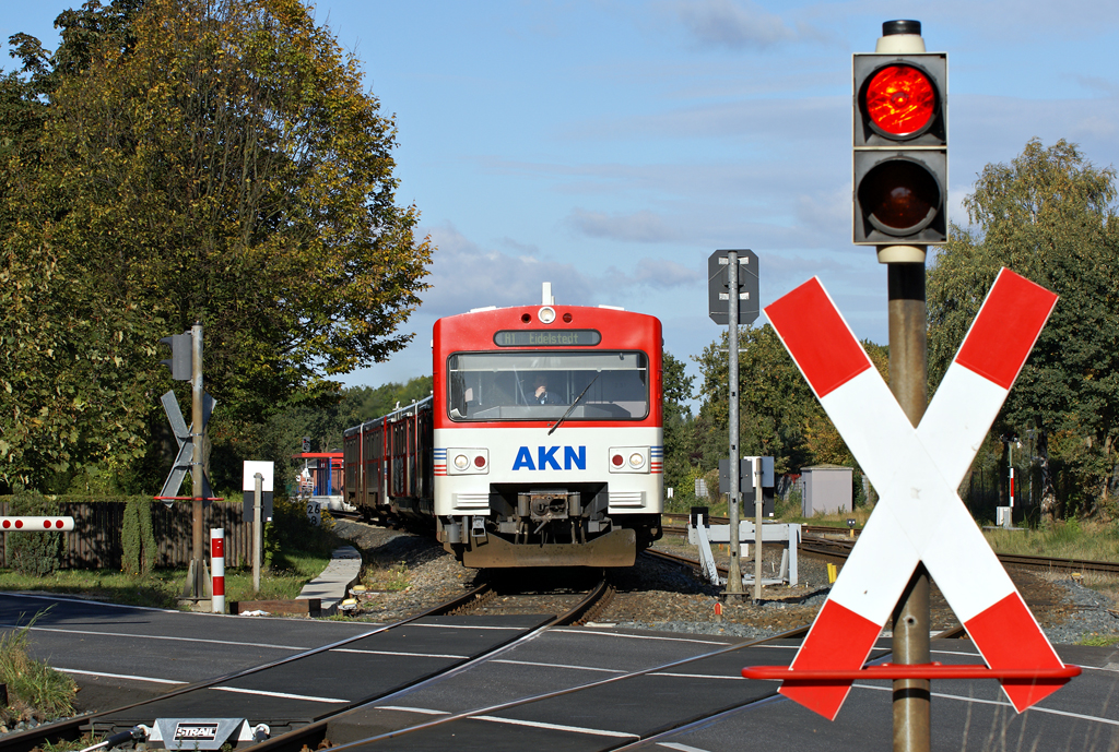 In Hamburg und Schleswig-Holstein verkehren die von Linke-Hofmann-Busch gebauten Doppeltriebwagen vom Typ VT2E und VTA der AKN im Schnellbahnverkehr in Taktfolgen von bis zu 10 Minuten. Viele Abschnitte der Stammstrecke von Hamburg-Eidelstedt nach Kaltenkirchen (-Neumnster) wurden in den letzten 15 Jahren zweigleisig ausgebaut und teilweise in Troglage versetzt. Auf dem gesamten Streckennetz wurden nahezu alle Bahnbergnge mit technischen Sicherungsanlagen ausgerstet. 3 Triebwagen  passieren am 15.10.2009 als Zug der Linie A1 den sdlich des Bahnhofs Ulzburg Sd gelegenen Bahnbergang Beckershof.