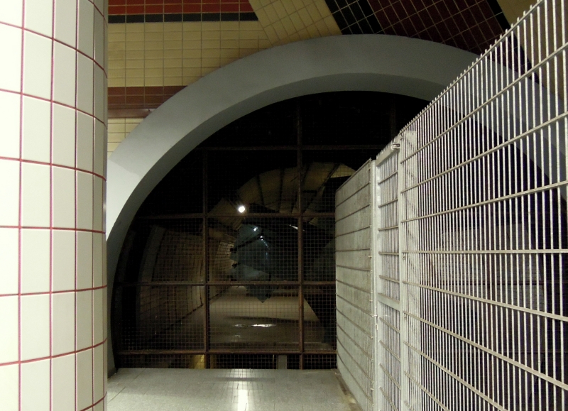 In der Hamburger U-Bahnstation  Hauptbahnhof-Nord  gibt es zwei fertig gestellte, aber nicht genutzte Bahnsteige. Sie sind mit Gittern abgesperrt, man kann aber reingucken. Hier sieht man die Gesamtsituation. 16.2.2012