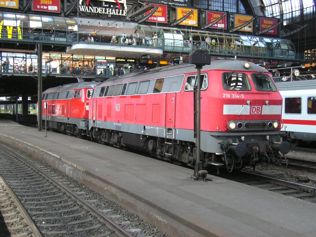 In der Hamburger Wandelhalle(Hbf) warteten,am 05.Juni 2010,die 218 314 und 218 322 auf den IC 2170 aus Frankfurt/Main,den die beiden Loks weiter nach Westerland brachten.