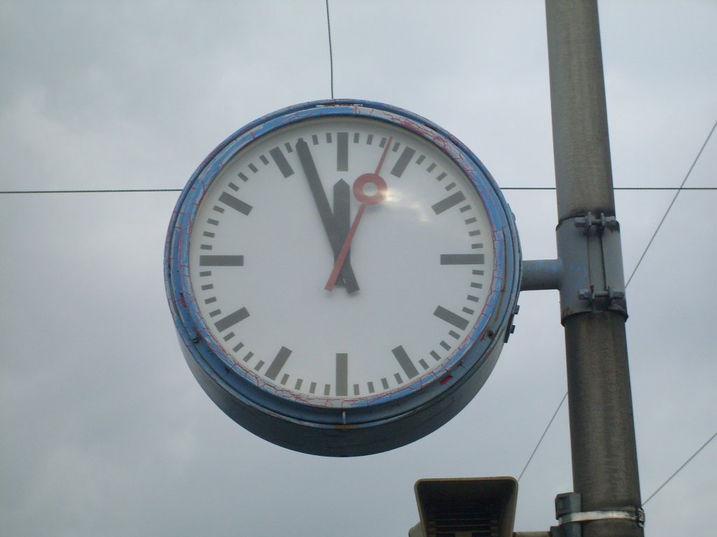 In Hamm(Westf) gibt es sie noch die gute alte Bahnhofsuhr. Zwar ist die farbe schon etwas abgeblttert, aber sie zeigt trotzdem noch die richtige Zeit an. Aufgenommen am 20.02.