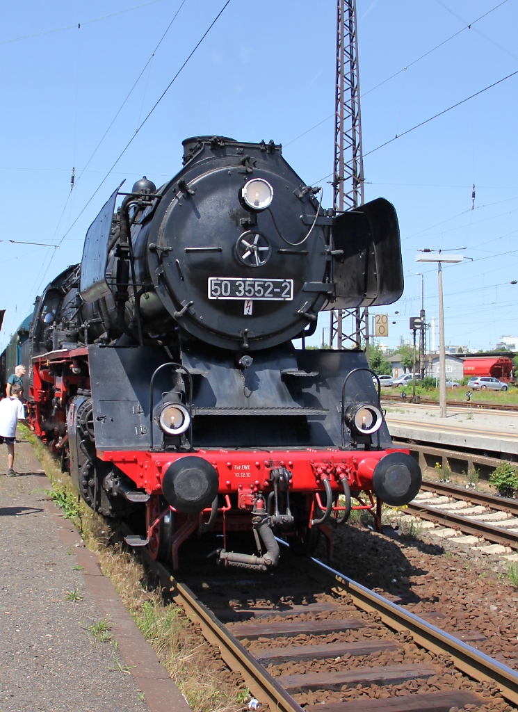 In Hanau wartete dann auch schon unser Dampfross in Form von 50 3552-2 auf uns, um den Sonderzug das restliche St�ck nach Darmstadt-Kranichstein zu ziehen, w�hrend 211 019 sich am Zugschluss ausruhen konnte. Aufgenommen am 02.06.2011.