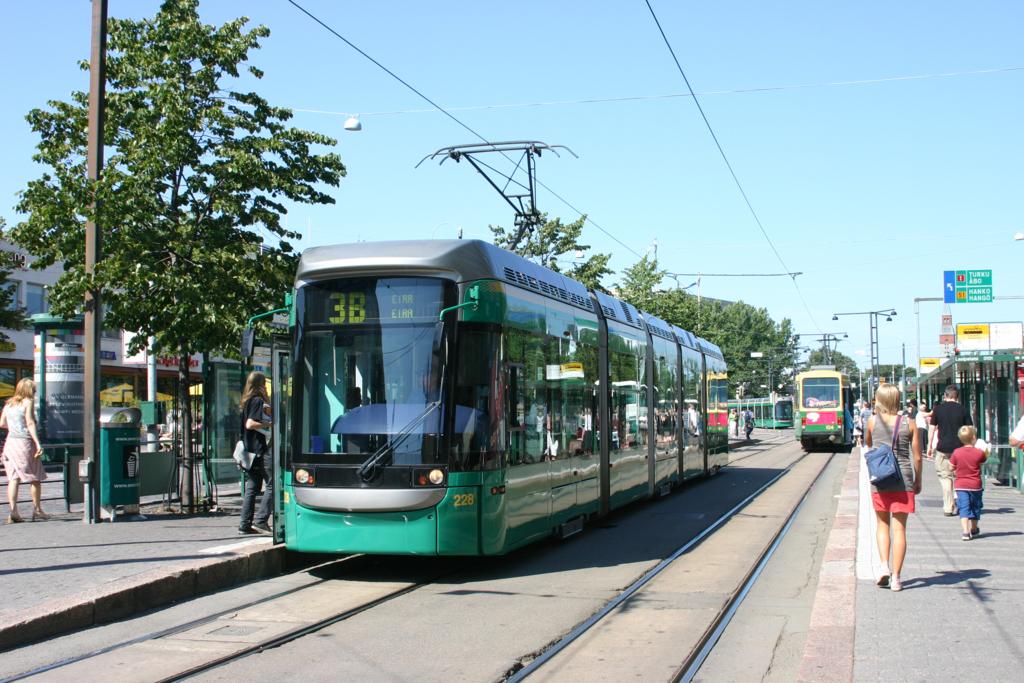 In der Hauptstadt Finnlands in Helsinki habe ich zwei Typen von 
Straenbahnen gesehen. Einen sehr modernen Zug, hier Wagen 228, traf
ich in der City am 9.8.2007 an.