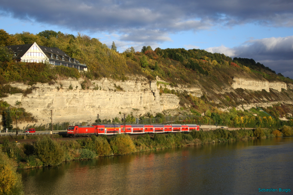 In der herbstlichen Abendsonne des 3. Oktober 2012 erreicht ein RE nach Frankfurt (Main), gezogen von 146 245-6, den Ort Retzbach-Zellingen