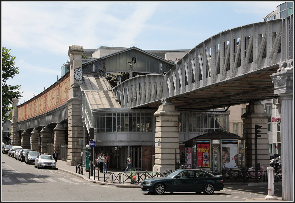 In Hochlage - 

Hochbahnhof  Quai de la Gare  am südlichen Seineufer bei der Pont de Bercy. Die Linie 6 fährt häufiger als alle anderen Pariser Metrolinien an der Oberfläche bzw. auf Viadukten. Zweimal kreuzt sie die Seine auf Brücken. 

18.07.2012 (M)  