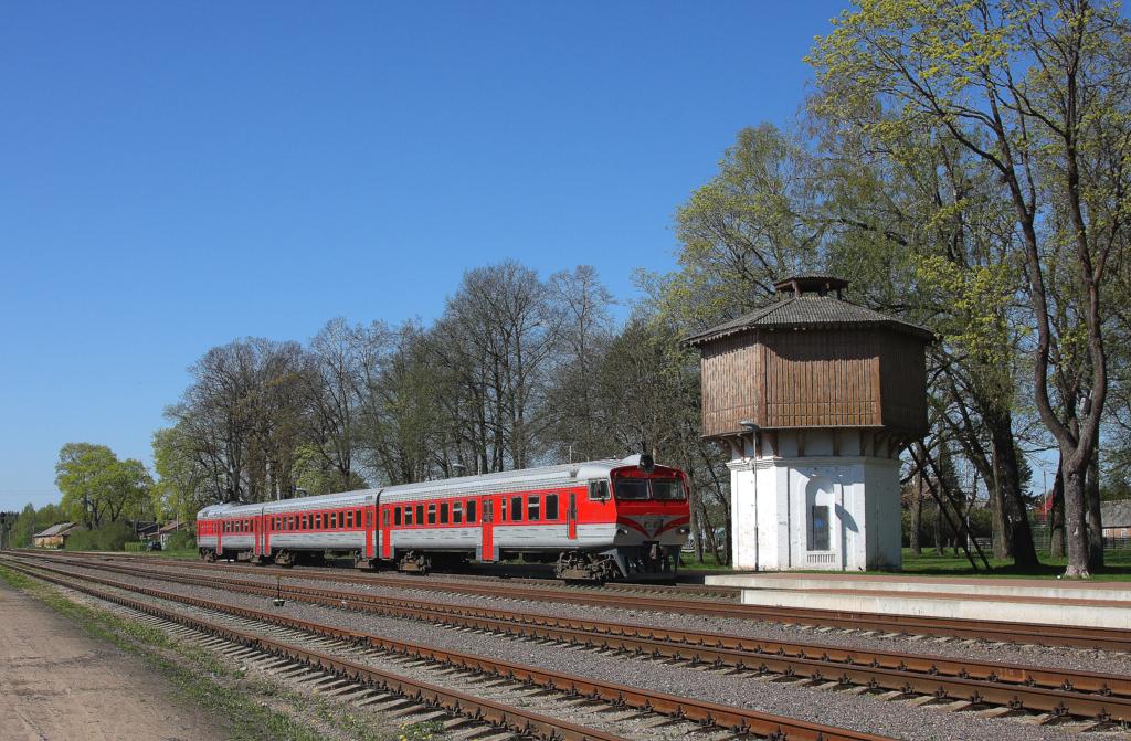 In Hhe des alten Wasserturm fhrt am 2.5.2012 der Dieseltriebzug
DR1AM 9429 9002831-6 in den Bahnhof Ignalina in Litauen ein.