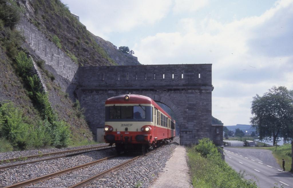 In Hhe der Festung bei Givet passiert der SNCF VT 4481 gerade das imposante
Steinbogentor am 23.5.1998.