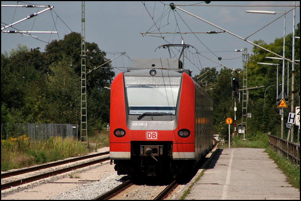 In der Hoffnung auf ein paar G�terzugumleiter wurde Bad Aibling aufgesucht. Ausser 425er kamm nix vorbei. 425 149 verl�sst hier Bad Aibling in Richtung Holzkirchen. (05.08.2009)