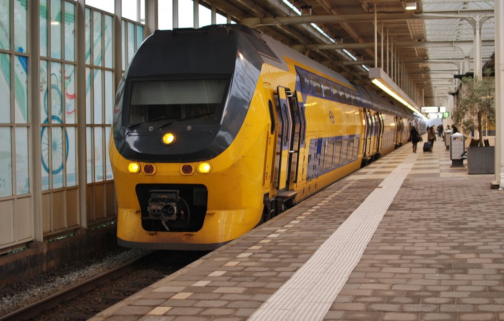 In Holland fhrt man rechts, die IC Alkmaar - Nijmegen bei Ausfahrt von Amsterdam Amstel !