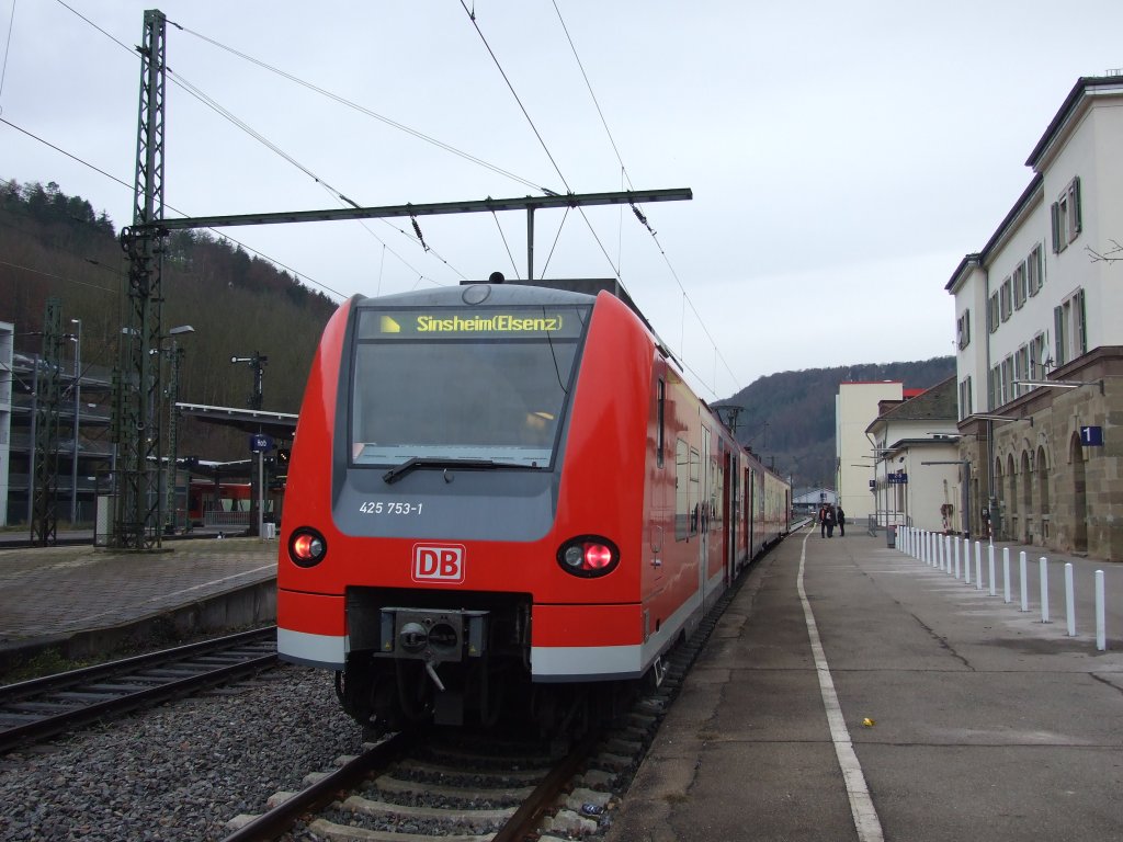 In Horb (Neckar) ist gerade der 425-753 als Sonderzug SDZ 6002 nach Sinsheim eingefahren. Wegen der Abschlussexkursion der 27. Horber Schienentage ging es ber Heilbronn und Eppingen nach Mannheim.
Horb, der 22.11.09
