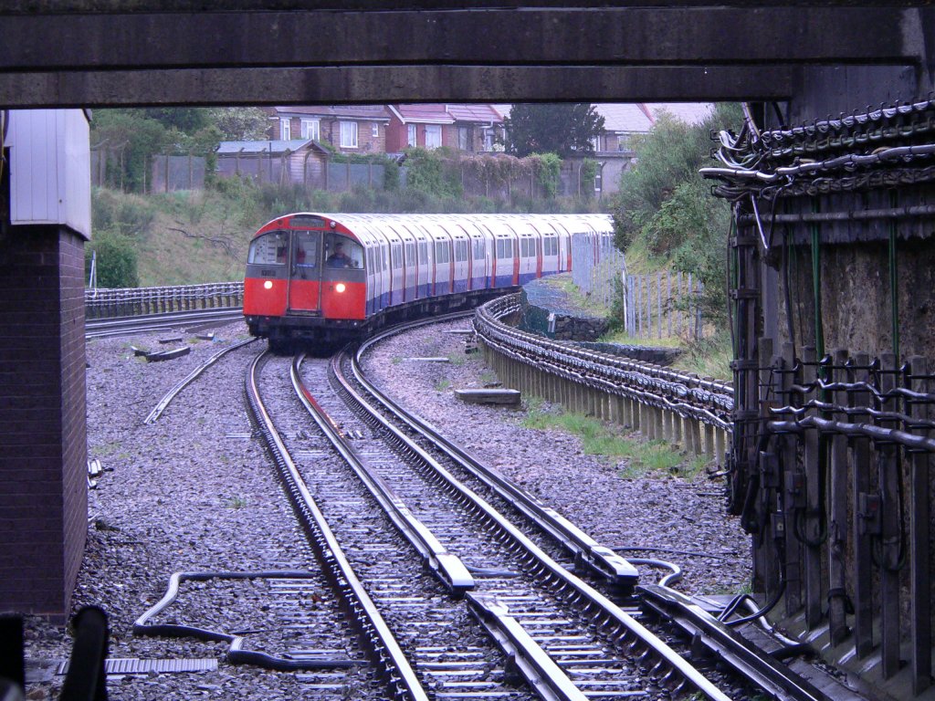 In Hounslow East geht es - bei Fahrtrichtung nach Heathrow - wieder in den Tunnel. London Tube, 9.4.2012