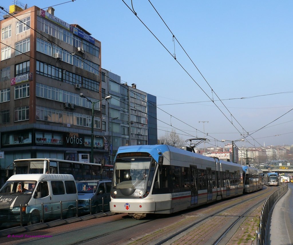 In Istanbul-Aksaray ist hier eine von Tram 721 (Bombardier Flexity Swift Niederflur-Stadtbahn) gefhrte Doppeltraktion unterwegs auf der Linie T1 Kabatas-Zeytinburnu. 
14.04.09

